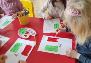 Dzieci malują flagę Włoch.